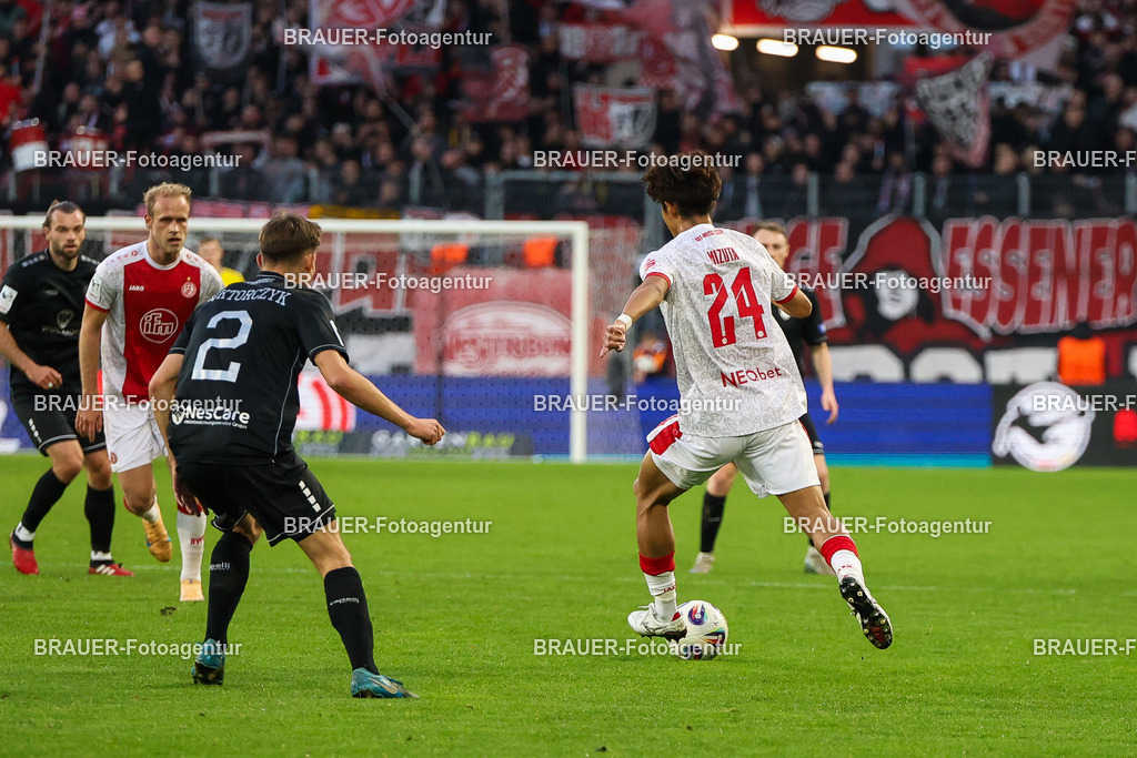 Rot-Weiss Essen - 1.Fc Schweinfurt | Essen, Deutschland, 02.11.2025 Nick Doktorczyk (1.FC Schweinfurt)   und Kaito Mizuta  (Rot-Weiss Essen) im Kampf um den Ballwährend des 3.Liga Spiels zwischen  Rot-Weiss Essen und 1.Fc Schweinfurt am 02.11.2025 im Stadion an der Hafenstraße in Essen. (Foto von Timo Bluhmki-Schmidt/Brauer Fotoagentur