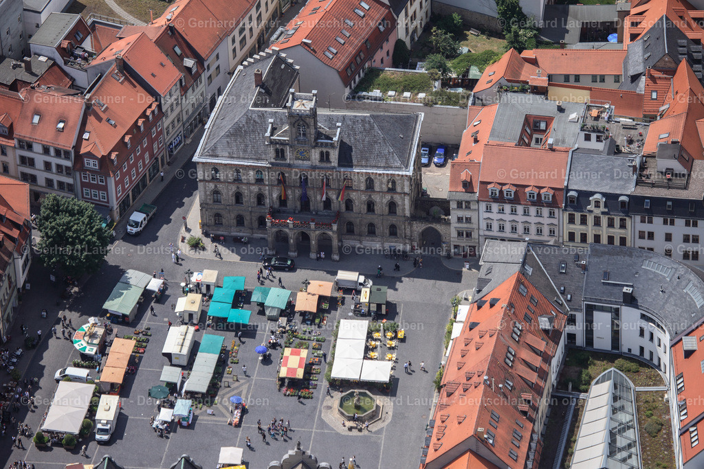 3003009 | WEIMAR 2010 Verkaufs- und Imbissstände und Handelsbuden mit dem Weimarer Stadthaus und der " Tourist Information Weimar " am Markt in Weimar im Bundesland Thüringen, Deutschland. Weiterführende Informationen bei: weimar GmbH. // Sale and food stands and trade stalls in the market place with the Weimarer Stadthaus on Markt in Weimar in the state Thuringia, Germany. Further information at: weimar GmbH. Foto: Gerhard Launer