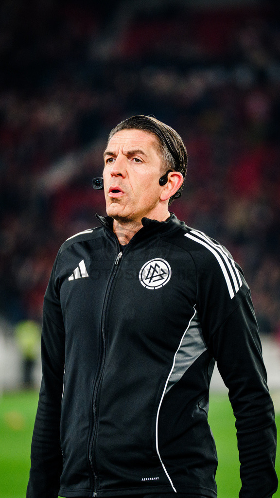 VfB Stuttgart vs. RB Leipzig, Fussball, 1. Bundesliga, 26. Spieltag, 15.03.2026 | Schiedsrichter Deniz Aytekin waermt sich auf,VfB Stuttgart vs. RB Leipzig, Fussball, 1. Bundesliga, 26. Spieltag, 15.03.2026Foto: photosbyphips/Philip Ziegler
