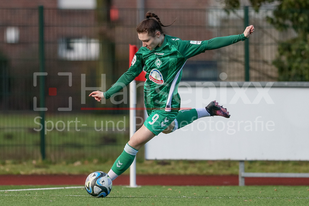 Fussball, Testspiel Frauen, DSC Arminia Bielefeld - SV Werder Bremen | v.li.: Sophie Weidauer (SV Werder Bremen, 9) am Ball, Freisteller, Einzelbild, Ganzkörper, Aktion, Action, Spielszene
