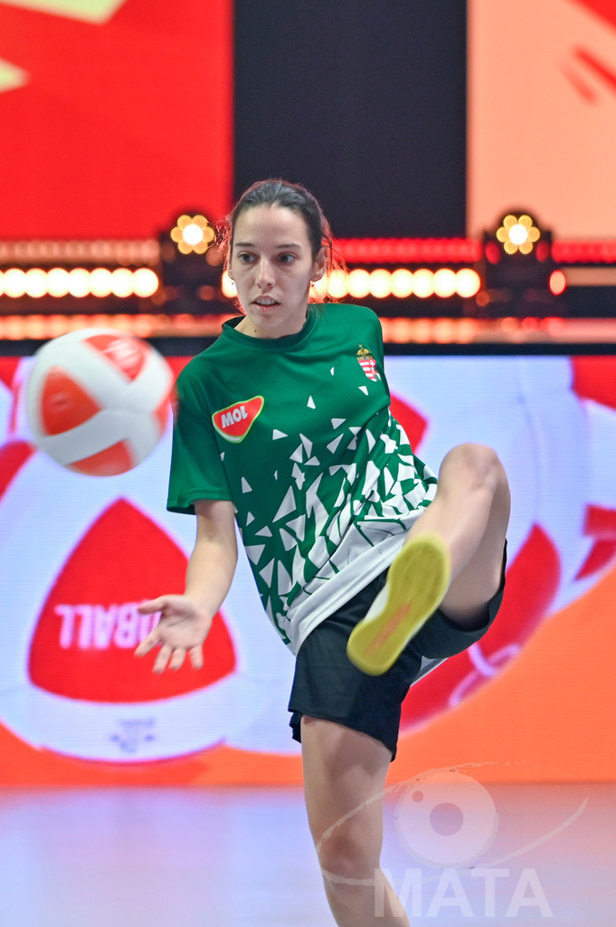 _DWI5564 | Anna Iszak beim Frauen- Single  Ungarn vs. USA bei der Teqball Weltmeisterschaft 2022 in der Kia Metropole Arena. Nürnberg, 27.11.2022 - Realisiert mit Pictrs.com