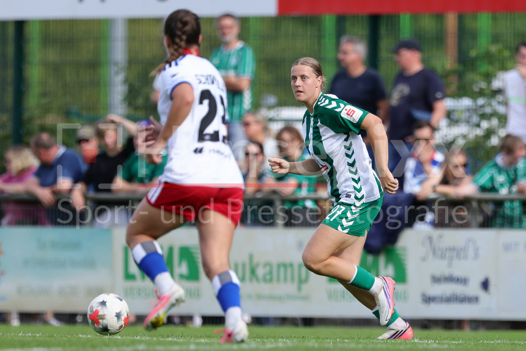 Fussball, Testspiel Frauen, SV Werder Bremen - Hamburger SV | Sarah Gutmann (SV Werder Bremen, 27) am Ball, Einzelbild, Ganzkörper, Aktion, Action, Spielszene