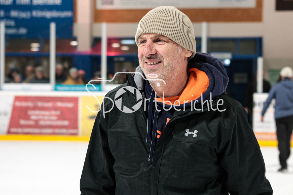 EHC Königsbrunn - TEV Miesbach | Grenzenloer Jubel beim EHC Koenigsbrunn nach dem Gewinn der Bayerliga Meisterschaft im Spiel 3 der Playoffserie gegen den TEV Miesbach / Jubel / Freude / Siegerfoto / Manager Sven RAMPF