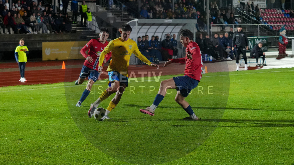 Fußball, Herren, Saison 2025/2026, Regionalliga Nordost, 12. Spieltag, FC Eilenburg vs. FSV 63 Luckenwalde, Freitag 17.10.2025, Ilburgstadion Eilenburg, | Fußball, Herren, Saison 2025/2026, Regionalliga Nordost, 12. Spieltag, FC Eilenburg vs. FSV 63 Luckenwalde, Freitag 17.10.2025, Ilburgstadion Eilenburg, Im Bild: Mike Bachmann (l. Luckenwalde) und Aaron Henkel (r. Eilenburg) - Realisiert mit Pictrs.com