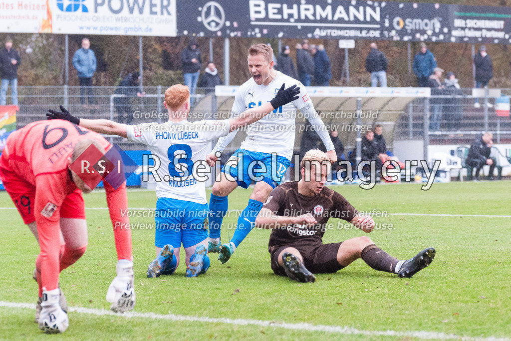 Fußball, Saison 2022/23, Regionalliga Nord, FC St. Pauli II - 1.FC Phönix Lübeck, Edmund-Plambeck-Stadion (Norderstedt), 26.11.2022, 20. Spieltag | Morten Brander Knudsen (#8, Phönix L.) und Sebastian Pingel (#17, Phönix L.) freuen sich über Knudsens Anschlusstreffer