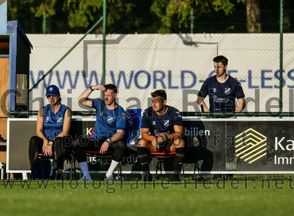 2023-07-14_058_FC_Langengeisling_gegen_FC_Velden-Eberspoint | Erding, Deutschland, 14.07.2023:
Fußball, Bezirksliga Oberbayern Ost 2023 / 2024, Testspiel, FC Langengeisling gegen FC Velden-Eberspoint, Endergebnis: 5:0

Physio Jana Otto (FC Langengeisling), Andreas Buchberger (FC Langengeisling, #8), Paul Bucher (FC Langengeisling, #18)

Foto: Christian Riedel / fotografie-riedel.net