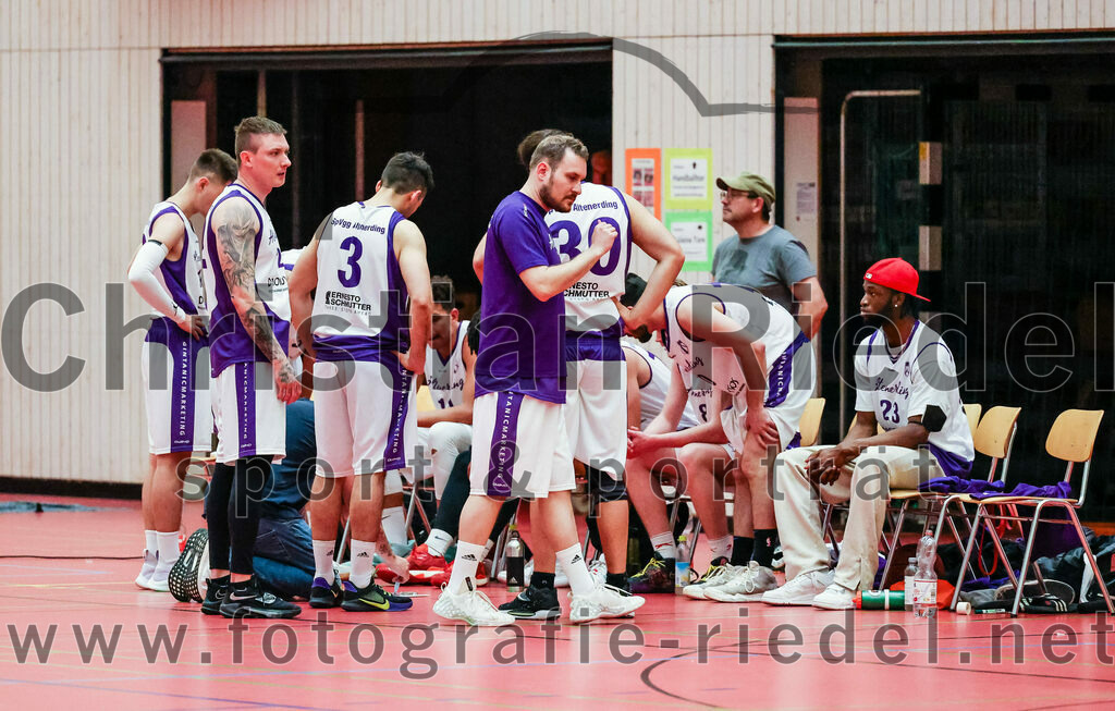 2022-05-15_111_SpVgg_Altenerding_gegen_TSV_Muenchen-Forstenried | Erding, Deutschland, 15.05.2022:
Basketball, Bezirksliga 2021 / 2022, Play-Offs, SpVgg Altenerding gegen TSV München-Forstenried, Endergebnis: 55:57

Laris Drusko (SpVgg Altenerding, #3), Leonhard Luna Stein (SpVgg Altenerding, #30)

Foto: Christian Riedel / fotografie-riedel.net