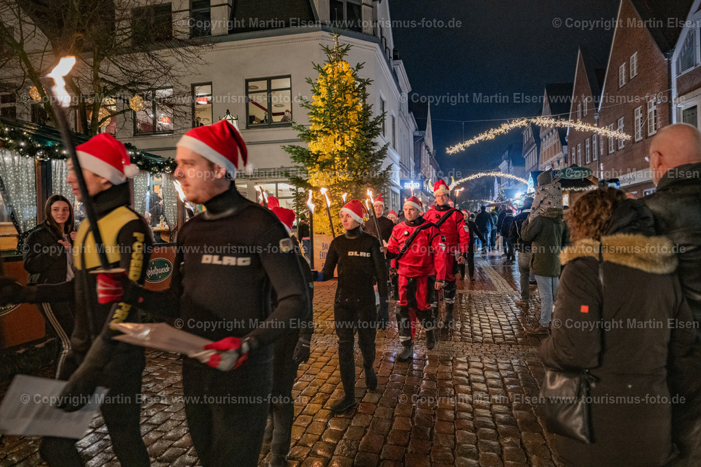 Stade Weihnachtsmarkt Fackelschwimmer DLRG_ELS_7517161223 | Stade DLRG Fackelschimmen 3.Advent - Realisiert mit Pictrs.com