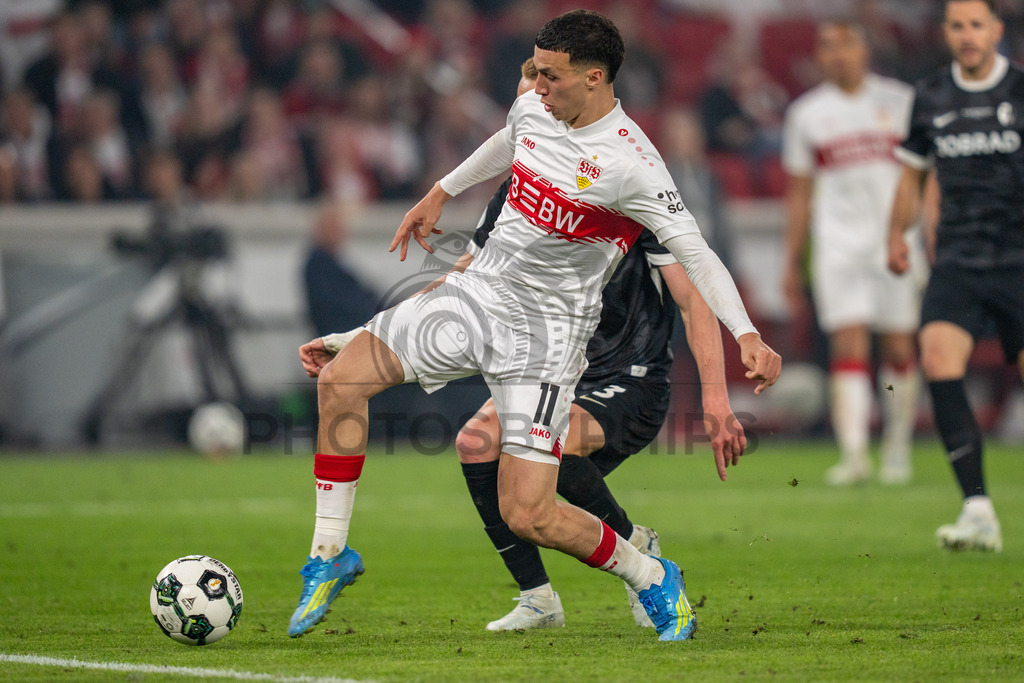 VfB Stuttgart vs. SC Freiburg, Fussball, DFB-Pokal, Halbfinale, 23.04.2026 | Zweikampf zwischen Bilal El Khannouss (VfB Stuttgart, #11) und Philipp Lienhart (SC Freiburg, #03),VfB Stuttgart vs. SC Freiburg, Fussball, DFB-Pokal, Halbfinale, 23.04.2026DFB regulations prohibit any use of photographs as image sequences and/or quasi-video