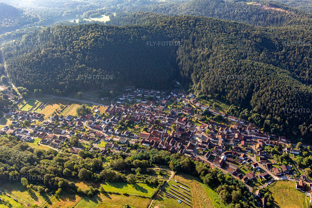 Luftbild: Ortsansicht von Nordwesten in Vorderweidenthal im Bundesland Rheinland-Pfalz in Deutschland. Foto: IMG_143200.jpg vom 06.08.2024 durch Werner Riehm/FLY-FOTO.de