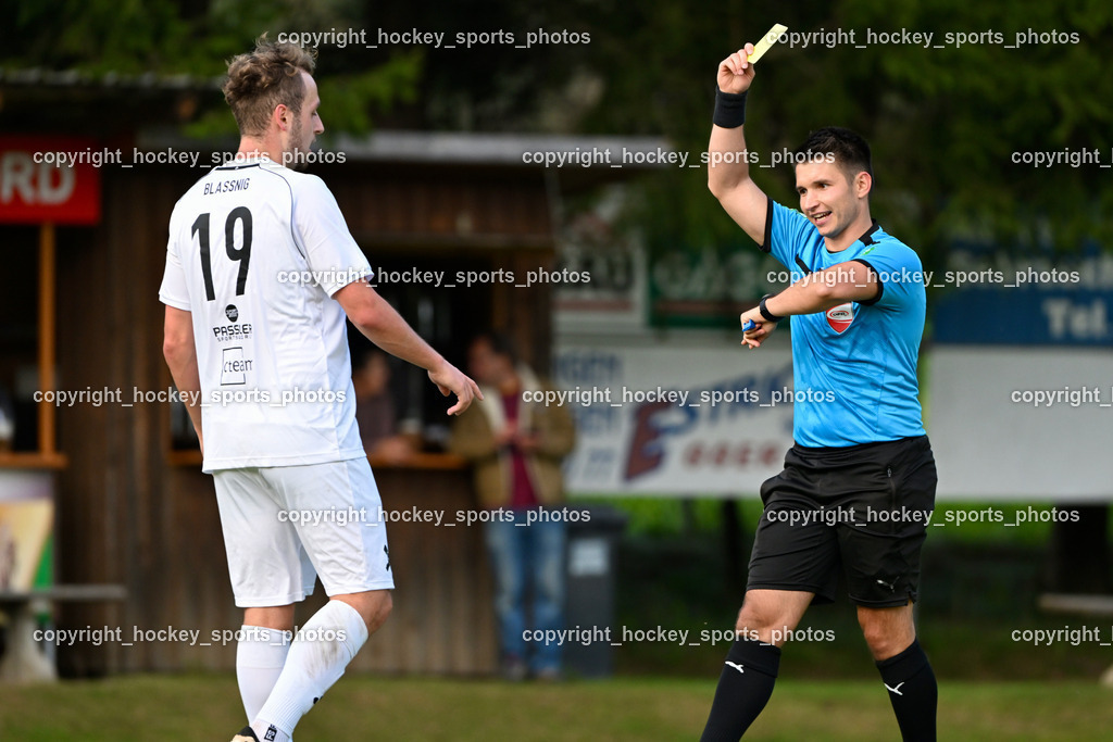 FC ASKÖ Gmünd vs. Union Matrei  | #19 Luca Jakob Blassnig Matrei, Mathias Bodner Referee, Gelbe Karte, FC ASKÖ Gmünd vs. Union Matrei , FC ASKÖ Gmünd vs. Union Matrei  am 21.09.2024 in Gmünd (Sportplatz Gmünd), Austria, (Photo by Bernd Stefan)