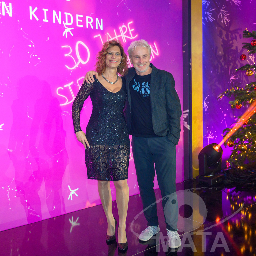 _DWA2197-2 | Sonja Fischer und Werner Schmidbauer bei '30 Jahre Sternstunden-Gala 2023' in der Frankenhalle. Nürnberg, 15.12.2023 - Realisiert mit Pictrs.com