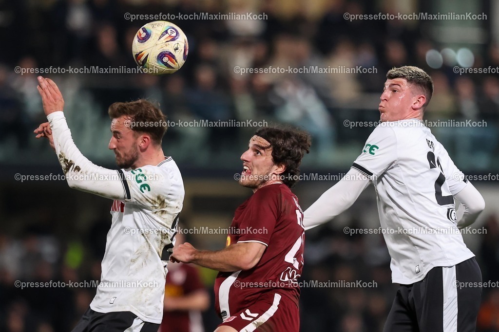 xKWIx03032601064 | 03.03.2026, xKWIx, Fußball, 3. Liga, Herren, Saison 2025 / 2026, SC Verl - SSV Jahn Regensburg, Sportclub Arena: Benedikt Bauer (SSV Jahn Regensburg #26) schaut den Ball an im Zweikampf gegen Michel Stöcker (SC Verl #24) und Alessio Besio (SC Verl #23) Photo: xKamilxWilkowskixPressefotoKochx