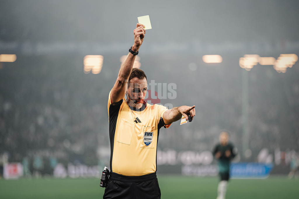 Fußball | Männer | Saison 2025/2026 | 1. Fußball-Bundesliga | 13. Spieltag | Hamburger SV vs. SV Werder Bremen | 07.12.2025 | Schiedsrichter Sascha Stegemann zeigt Marco Grüll (#17, SV Werder Bremen) die Gelbe Karte