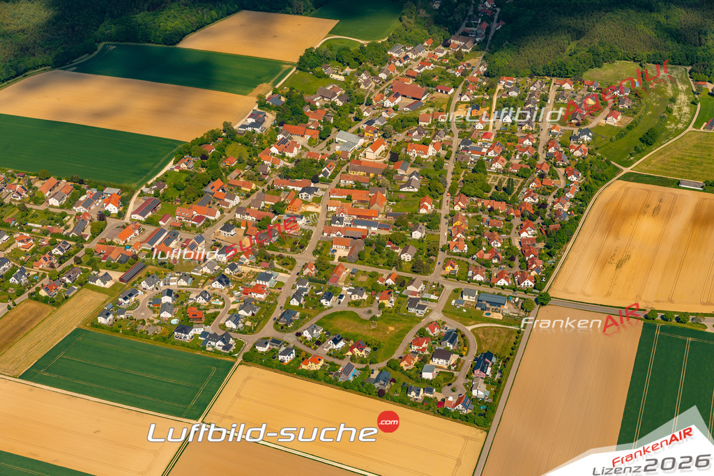 Das Luftbild zeigt :  Allmannshofen - Die Luftaufnahme wurde 2024 vom UL-Flugzeug aus erstellt ( keine Drohne ) - Hochauflösende Luftaufnahme - Für grossformatige Ausdrucke geeignet. Die Geschenkidee !Mit Lizenz und Bildrechte bestellbar