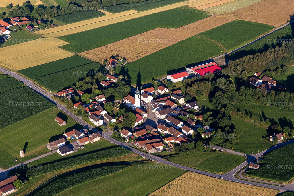 Luftbild: Jägerndorf im Ortsteil Jägerndorf in Arnstorf im Bundesland Bayern in Deutschland. Foto: IMG_132825.jpg vom 02.07.2022 durch Werner Riehm/FLY-FOTO.deArnstorf.de - Markt Arnstorf - im Zentrum von Niederbayern