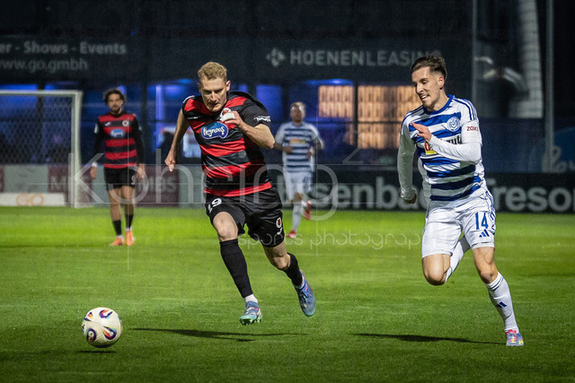 3. Liga: FC Viktoria Köln - MSV Duisburg, 21.12.2025 | Meiko Sponsel (Viktoria Köln, 19) und Conor Noß (MSV Duisburg, 14) ; Köln, 21.12.2025, 19. Spieltag der 3. Fußball-Liga, FC Viktoria Köln - MSV Duisburg im Sportpark Hoehenberg in Köln.Die DFL-Bestimmungen verbieten die Verwendung von Fotografien als Bildsequenzen und / oder Quasi-Videos.