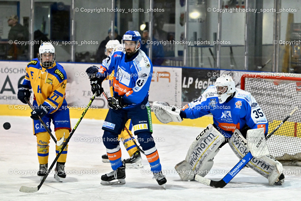 ESC SPARKASSE STEINDORF vs. 1. EHC ALTHOFEN | #35 Mayrobnig Marco ESC Steindorf, #43 Oraze Martin ESC Steindorf, #77 Lamereiner Leon EHC Althofen, ESC SPARKASSE STEINDORF vs. 1. EHC ALTHOFEN, ESC SPARKASSE STEINDORF vs. 1. EHC ALTHOFEN am 30.11.2025 in Steindorf (Ossiachersee Halle), Austria, (Photo by Bernd Stefan)