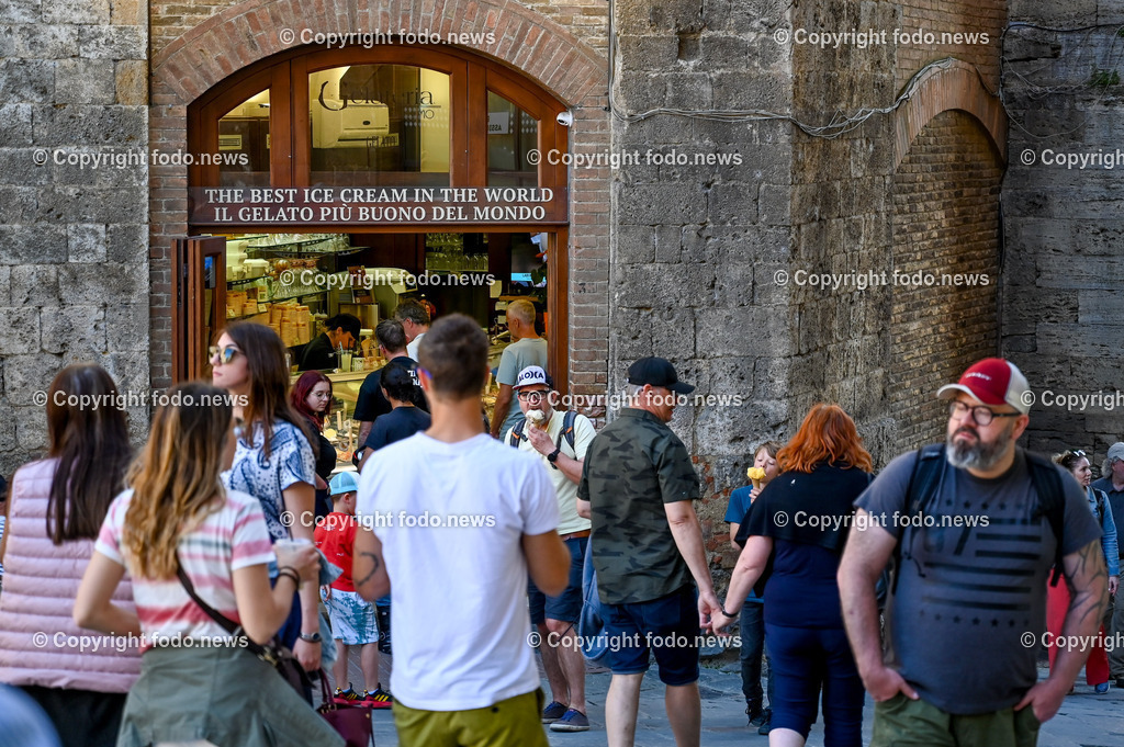 Italien_ Toskana_ San Gimignano_ 31.05.2024-197 | 31.05.2024, Italien, ITA, Toskana, San Gimignano im Bild Stadtansichten Gebäude, Architektur, Touristen, Historisch, Souvenir, Ansichten der berühmten Stadt San Gimignano in der Toskana-Italien - View of the famous town San Gimignano in Tuscany-ItalySan Gimignano ist eine italienische Kleinstadt in der Toskana mit einem mittelalterlichen Stadtkern. San Gimignano wird auch die Stadt der Türme genannt. Die Stadt liegt in der Provinz Siena. Sie gehört neben Florenz, Siena und Pisa zu den von Touristen meist besuchten Zielen in der Toskana.