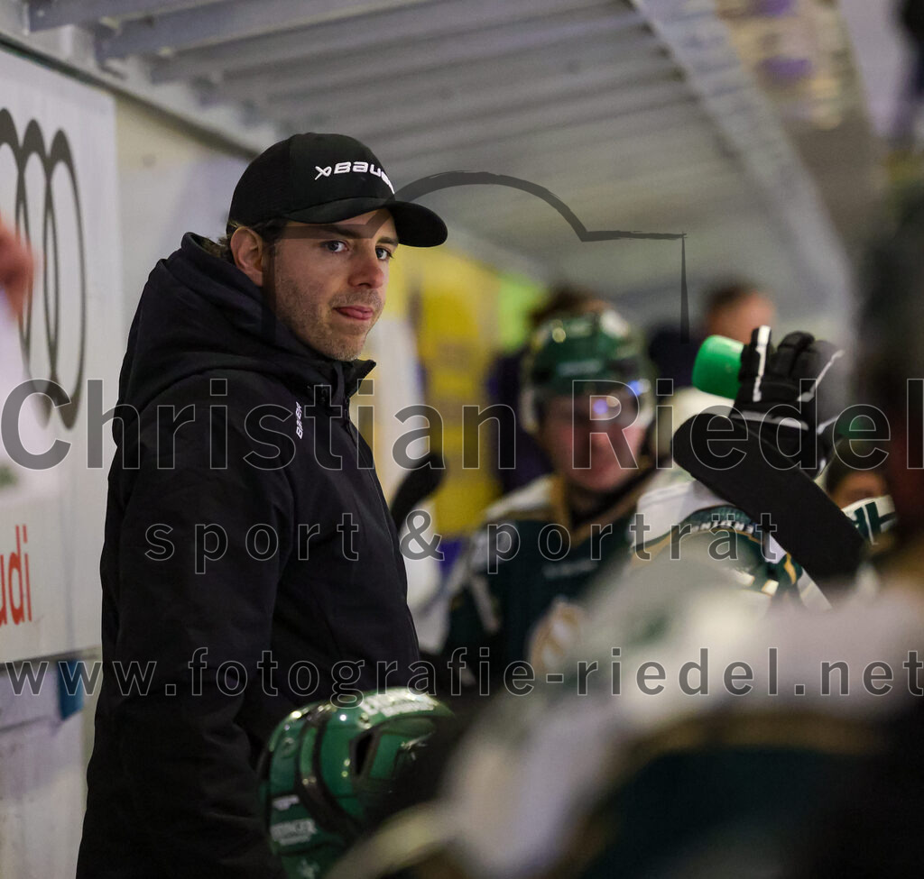 2026-02-15_111_TSV_Erding_gegen_EC_Peiting | Erding, Deutschland, 15.02.2026:Eishockey, Oberliga Süd 2025 / 2026, 47. Spieltag, TSV Erding gegen EC Peiting, Endergebnis: 4:5Co-Trainer Thomas Brandl (Erding Gladiators)Foto: Christian Riedel / fotografie-riedel.net