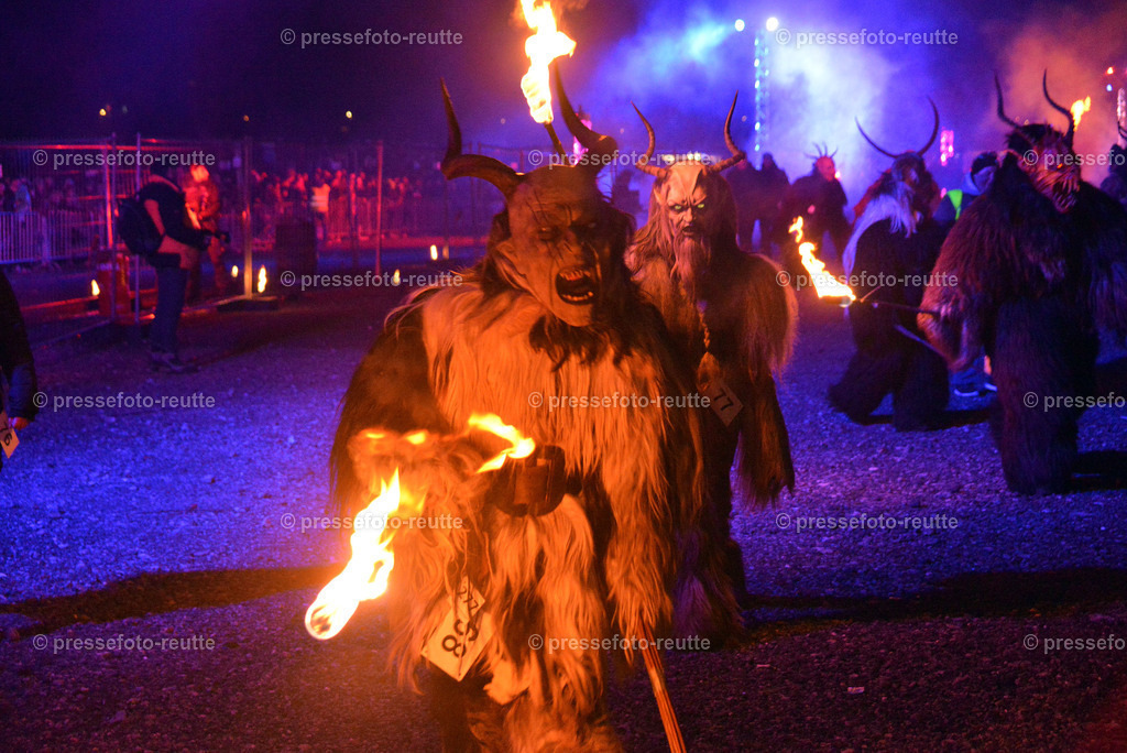 news-2022-Dez03-Krampusumzug-Reutte-WTV_5945 | Info aus dem Bezirk Reutte/Ausserfern Tirol sowie eine umfangreiche Bilddatenbank über die gesamte Region: Lechtal, Talkessel Reutte, Tannheimertal, Zwischentoren. Lech, Plansee, Zugspitze, Grenztunnel, B179, Fernpassstraße, Verkehr, Lawinen, Tradition, - Realisiert mit Pictrs.com