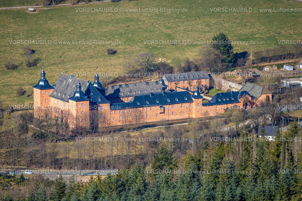 Kirchhundem250308694Oberhundem | Luftbild, Adolphsburg, auch Schloss Adolfsburg, Wasserschloss im Hundemtal, Oberhundem, Kirchhundem, Sauerland, Nordrhein-Westfalen, Deutschland