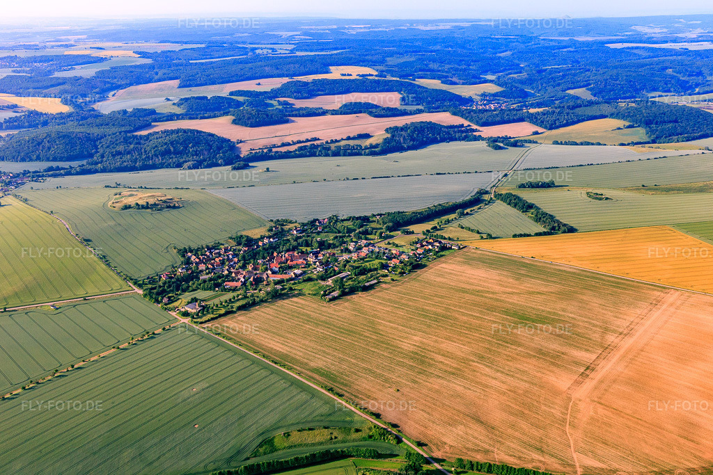 Luftbild: Dorfansicht aus Norden im Ortsteil Ulzigerode in Arnstein im Bundesland Sachsen-Anhalt in Deutschland. Foto: IMG_148082.jpg vom 12.06.2025 durch Werner Riehm/FLY-FOTO.de