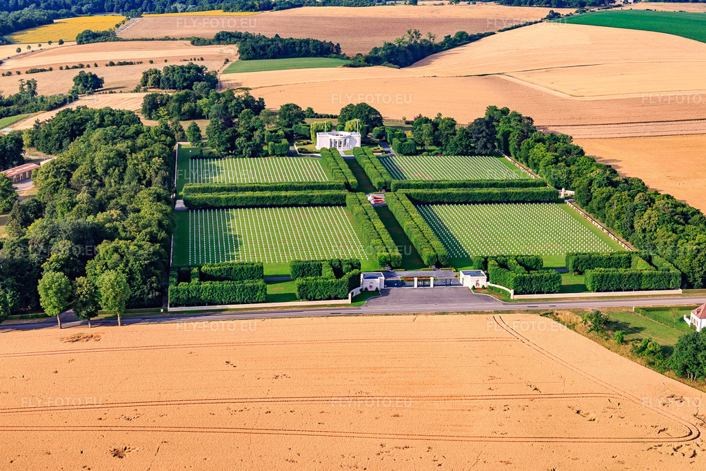 Vue aérienne: Rangées de tombes sur le terrain du Cimetière Américain Saint Mihiel de Thiaucourt-Regniéville à Thiaucourt-Regniéville dans le département Meurthe et Moselle, France – .Photo: IMG_083283.jpg prise le 12/07/2015 par Werner Riehm/FLY-FOTO.eu – Résolution de l'original: 5397 x 3598 px – St. Mihiel American Cemetery - American Battle Monuments Commission (ABMC)