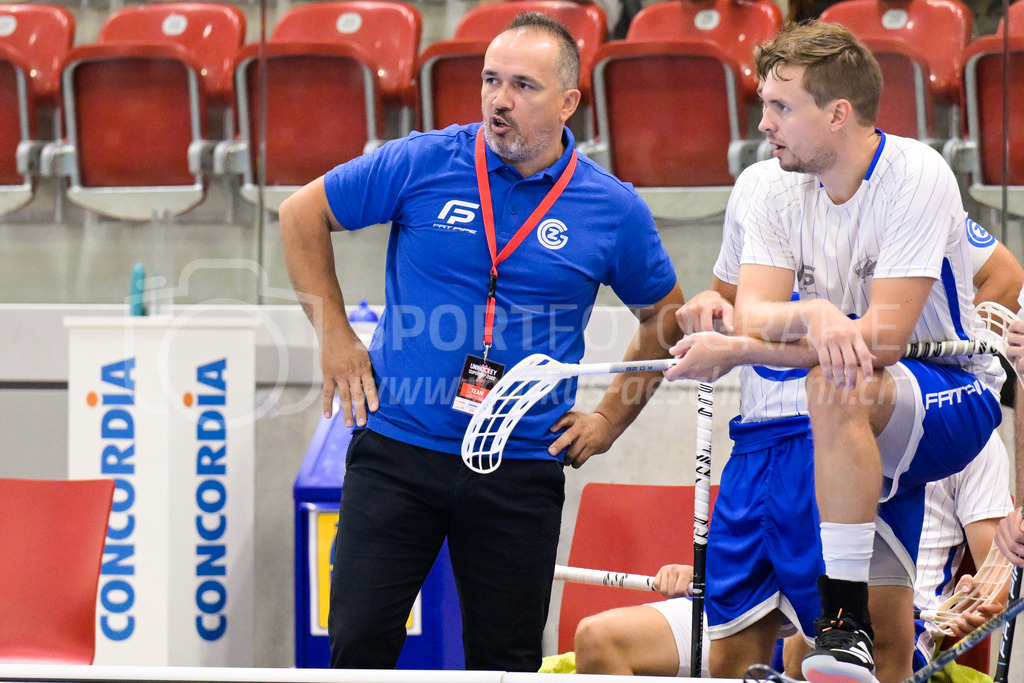 GC Unihockey vs HC Rychenberg - 27. August 2022 | GC Unihockey vs HC Rychenberg
AXA Arena, Winterthur
Luan Misini (Head Coach GC Unihockey) mit Claudio Laely (#6 GC Unihockey).
Bild: Sportfotografie Markus Aeschimann | www.markus-aeschimann.ch - Realisiert mit Pictrs.com