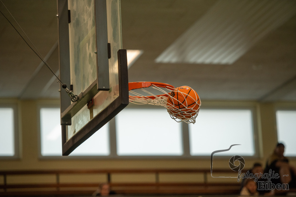 VFL Rastede 2-VfL Edewecht Wattworms | VFL Rastede II (weiß)-VfL Edewecht Wattworms (schwarz) am 18.02.2024; in Kleibrok (Sporthalle Zur-Windmühlen-Straße), Photo: Philip Eiben 2024 - Realisiert mit Pictrs.com