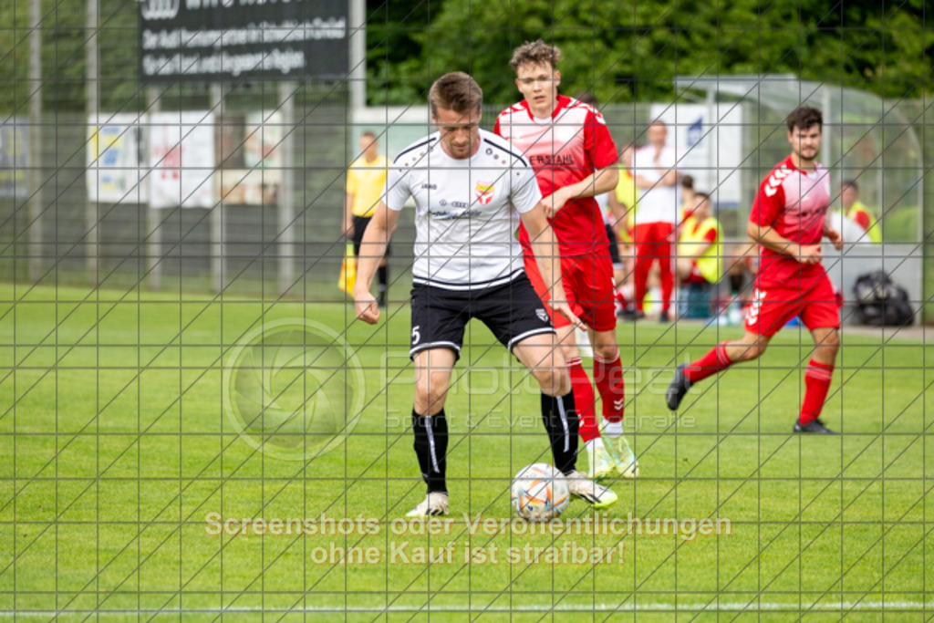 20250616_184918_0296 | #,  TV Eybach (weiß) vs. 1.FC Donzdorf II (rot), Fussball, Entscheidungsspiel 3 in Kreisliga A3 - Bezirk Neckar/Fils, Saison 2024/2025, Rasensportplatz, Staufenecker Str. 41, 73084 Salach, 16.06.2025 - 18:30 Uhr,Foto: PhotoPeet-Sportfotografie/Peter Harich