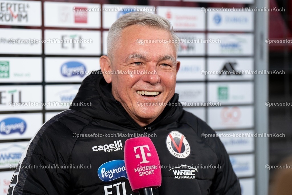 xYDR12032501006 | 12.03.2025, xydrx, Fußball, Viktoria Köln - Rot-Weiss Essen, 3.Liga, Sportpark Höhenberg, Saison 2024 2025:  Olaf Janßen (Cheftrainer Viktoria Köln) im Interview. DFB regulations prohibit any use of photographs as image sequences and or quasi-video.
