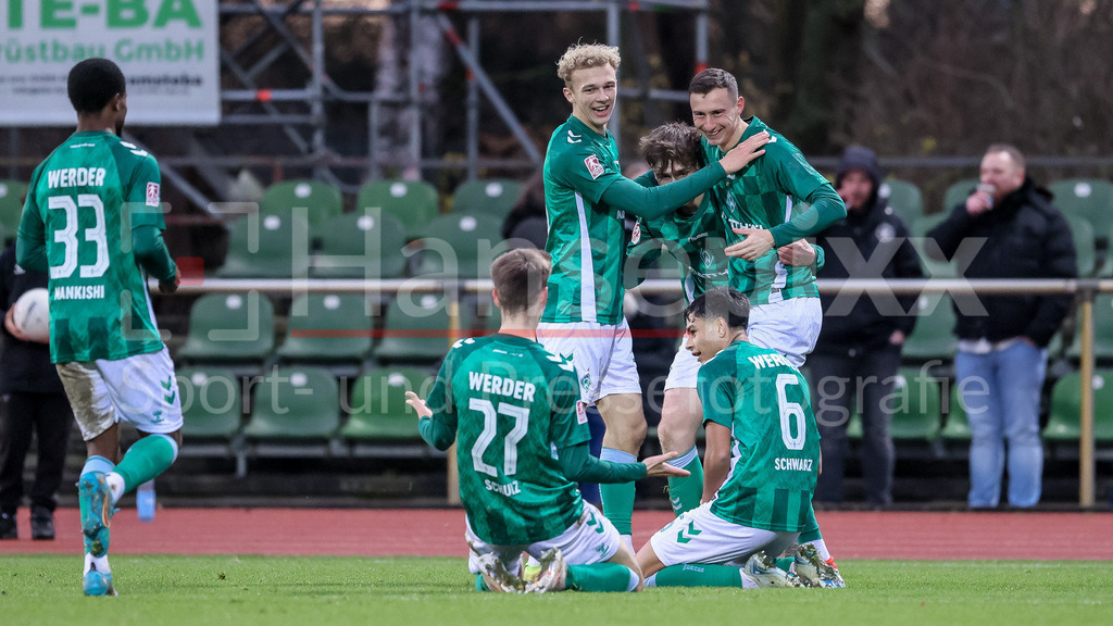Fussball, Regionalliga Nord, SV Werder Bremen II - BSV Kickers Emden | v.li.: Spieler des SV Werder Bremen mit Torjubel, Jubel, jubeln, jubelt, optimistisch, Spielszene, Highlight, Freude über das Tor zum 3:2 durch Torschütze Maik Lukowicz (SV Werder Bremen II, 16) (ganz rechts)