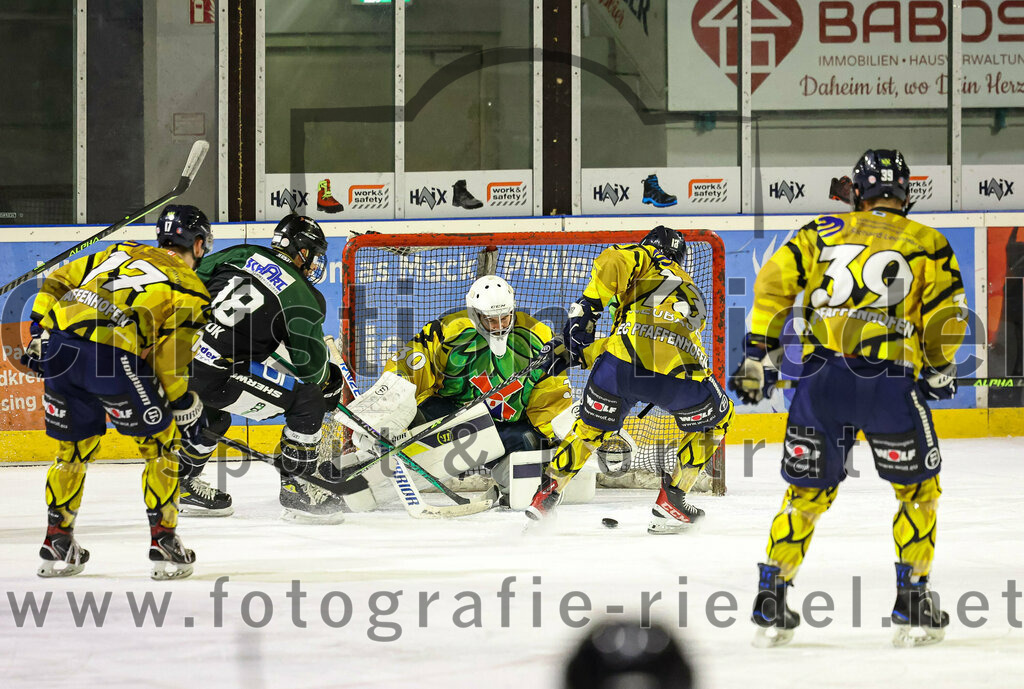 2022-12-16_029_TSV_Erding_gegen_EC_Pfaffenhofen | Erding, Deutschland, 16.12.2022:
Eishockey, Bayernliga 2022 / 2023, 21. Spieltag, TSV Erding gegen EC Pfaffenhofen, Endergebnis: 14:1

Tom Callaghan (EC Pfaffenhofen, #17), Daniel Krzizok (Erding Gladiators, #18), Torwart Hannes Kiefer (EC Pfaffenhofen, #30), Robert Neubauer (EC Pfaffenhofen, #13), Anton Münzhuber (EC Pfaffenhofen, #39)

Foto: Christian Riedel / fotografie-riedel.net