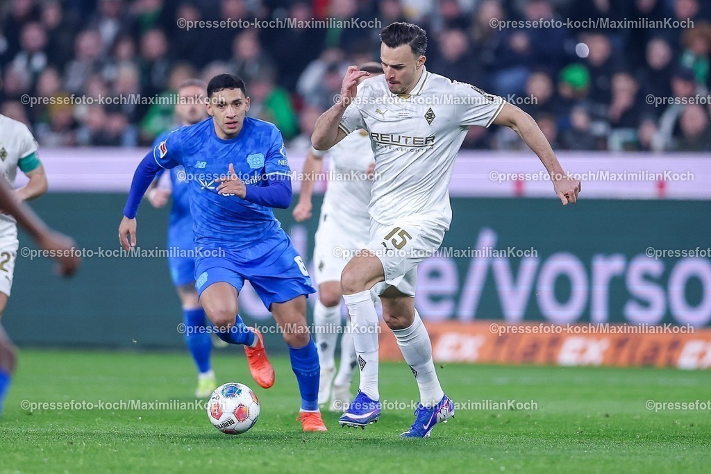 BMG07022601014 | 07.02.2026, Fußball, Borussia Mönchengladbach - Bayer 04 Leverkusen, 1. Fußball Bundesliga, 21.Spieltag, Borussia-Park, Saison 2025 2026: Equi Fernandez&nbsp;(Bayer04 Leverkusen #06) im Zweikampf gegen  Haris Tabakovic&nbsp;(Borussia Mönchengladbach #15)  DFB regulations prohibit any use of photographs as image sequences and or quasi-video.