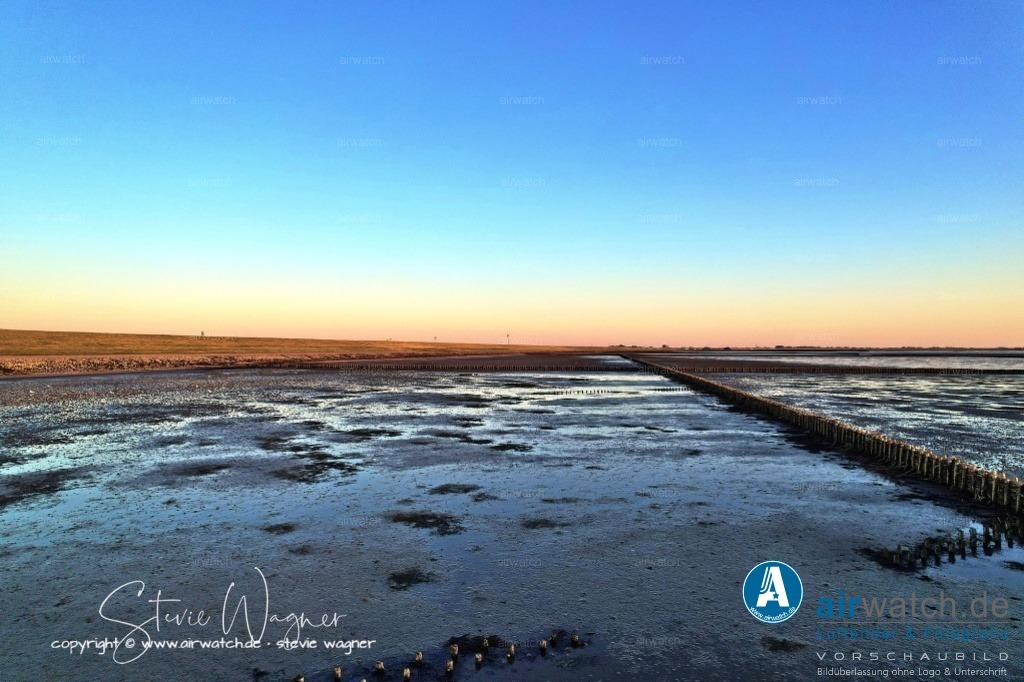 Nordsee, Nordfriesland, Beltringharderkoog, Luettmoorsee, Holmer Siel, Landgewinnung | Landgewinnung & Küstenschutz in Nordfriesland - Heute wird der Küstenschutz in Nordfriesland durch eine Kombination aus natürlichen Prozessen und menschlichen Eingriffen bestimmt. Die Landgewinnung wird nicht mehr als Hauptziel angesehen, sondern als Nebeneffekt des Küstenschutzes. Der Schwerpunkt liegt auf der Erhaltung und Verbesserung der bestehenden Küstenlinie, um die Orte und die Landwirtschaft vor Naturkatastrophen wie Sturmfluten und Erosion zu schützen.