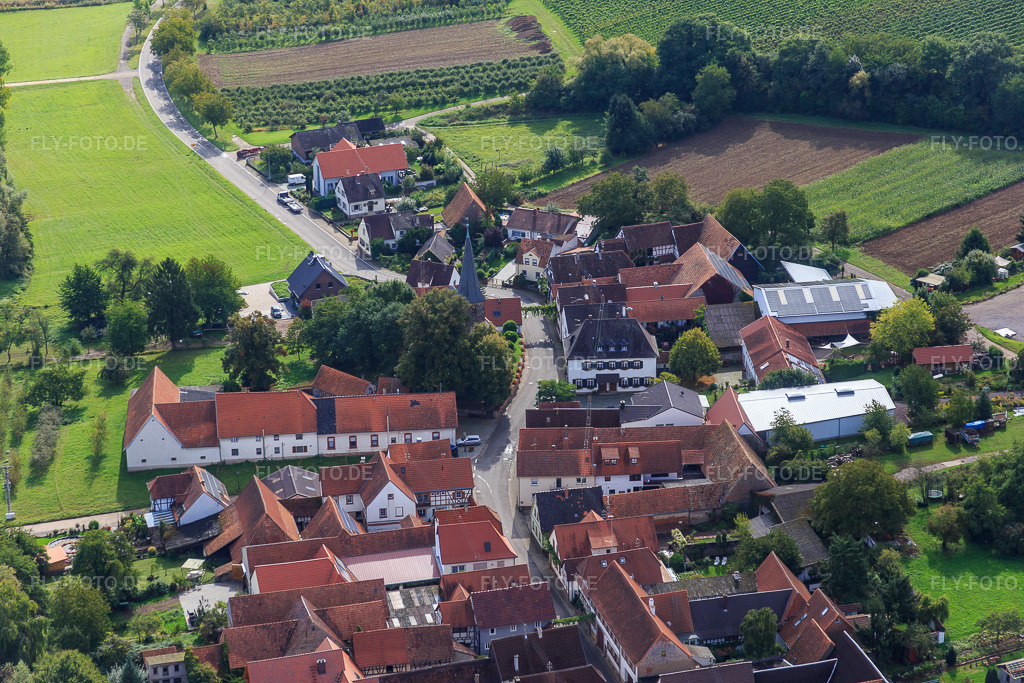Luftbild: Klingbachtalstraße von Westen im Ortsteil Klingen in Heuchelheim-Klingen im Bundesland Rheinland-Pfalz in Deutschland. Foto: IMG_072645.jpg vom 19.09.2014 durch Werner Riehm/FLY-FOTO.deAuflösung des Originals: 5472 x 3648 px