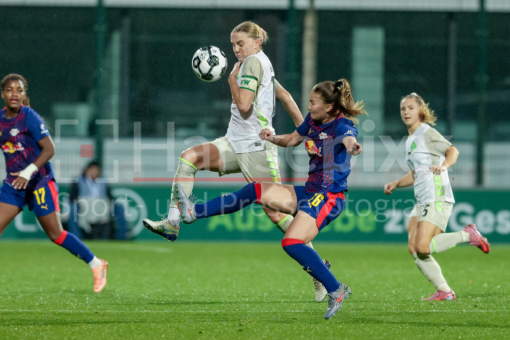 Fussball, DFB-Pokal Frauen, RB Leipzig - SV Werder Bremen | v.li.: Lina Hausicke (SV Werder Bremen, 18) und Annabel Schasching (RB Leipzig, 16) im Zweikampf, Duell, Dynamik, Aktion, Action, Spielszene, DIE DFB-RICHTLINIEN UNTERSAGEN JEGLICHE NUTZUNG VON FOTOS ALS SEQUENZBILDER UND/ODER VIDEOÄHNLICHE FOTOSTRECKEN. DFB REGULATIONS PROHIBIT ANY USE OF PHOTOGRAPHS AS IMAGE SEQUENCES AND/OR QUASI-VIDEO.