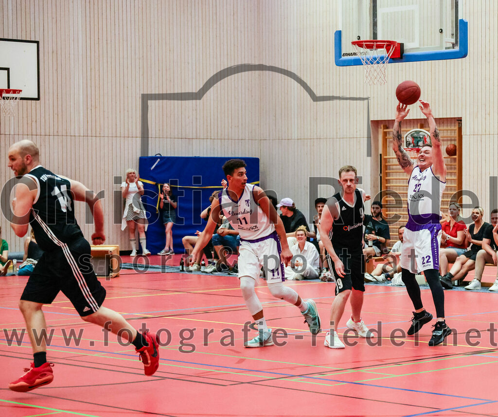 2022-05-15_123_SpVgg_Altenerding_gegen_TSV_Muenchen-Forstenried | Erding, Deutschland, 15.05.2022:
Basketball, Bezirksliga 2021 / 2022, Play-Offs, SpVgg Altenerding gegen TSV München-Forstenried, Endergebnis: 55:57

Felix Schuster (TSV München-Forstenried, #14), Luis Winkler (SpVgg Altenerding, #11), Jonathan David Schmidt (TSV München-Forstenried, #9), Robert Csaki (SpVgg Altenerding, #22)

Foto: Christian Riedel / fotografie-riedel.net