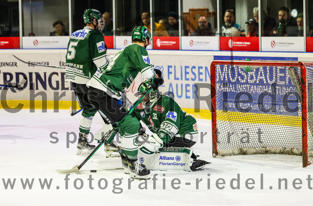 2023-11-12_066_TSV_Erding_gegen_EHC_Koenigsbrunn | Erding, Deutschland, 12.11.2023:
Eishockey, Bayernliga Vorrunde 2023 / 2024, 9. Spieltag, TSV Erding gegen EHC Königsbrunn, Endergebnis: 3:2

Bastian Cramer (Erding Gladiators, #34), Torwart Dimitri Pätzold (Erding Gladiators, #32)

Foto: Christian Riedel / fotografie-riedel.net