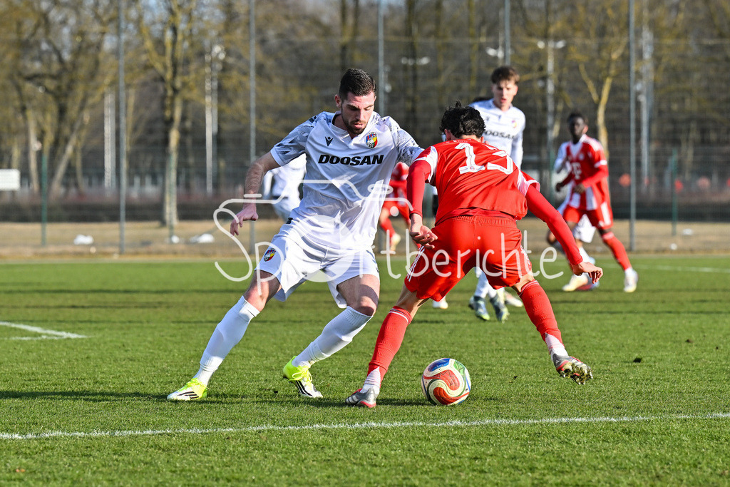 FC Bayern Amateure - FC Viktoria Pilsen U23 | MUNICH, GERMANY - 03. FEBRUARY: im Duell Deniz OFLI (FC Bayern München II 13) mit einem Spieler von Viktoria Pilsen während dem Testspiel zwischen den Amateuren des FC Bayern und dem FC Viktoria Pilsen B am FC Bayern Campus