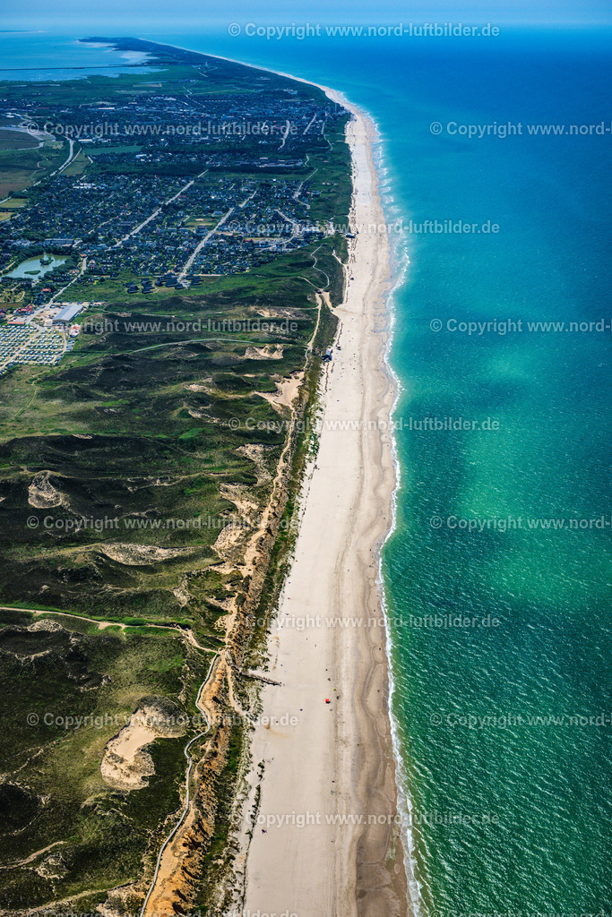 Sylt_Kampen_Rotes_Kliff_Gegenlicht_ELS_5532210625 | KAMPEN (SYLT) 13.08.2025 Küsten- Landschaft an der Steilküste Rotes Kliff mit dem Hotel Rungholt in Kampen (Sylt) im Bundesland Schleswig-Holstein, Deutschland. // Coastal landscape on the steep coast of Rotes Kliff with the Hotel Rungholt in Kampen (Sylt) in the state Schleswig-Holstein, Germany. Foto: Martin Elsen