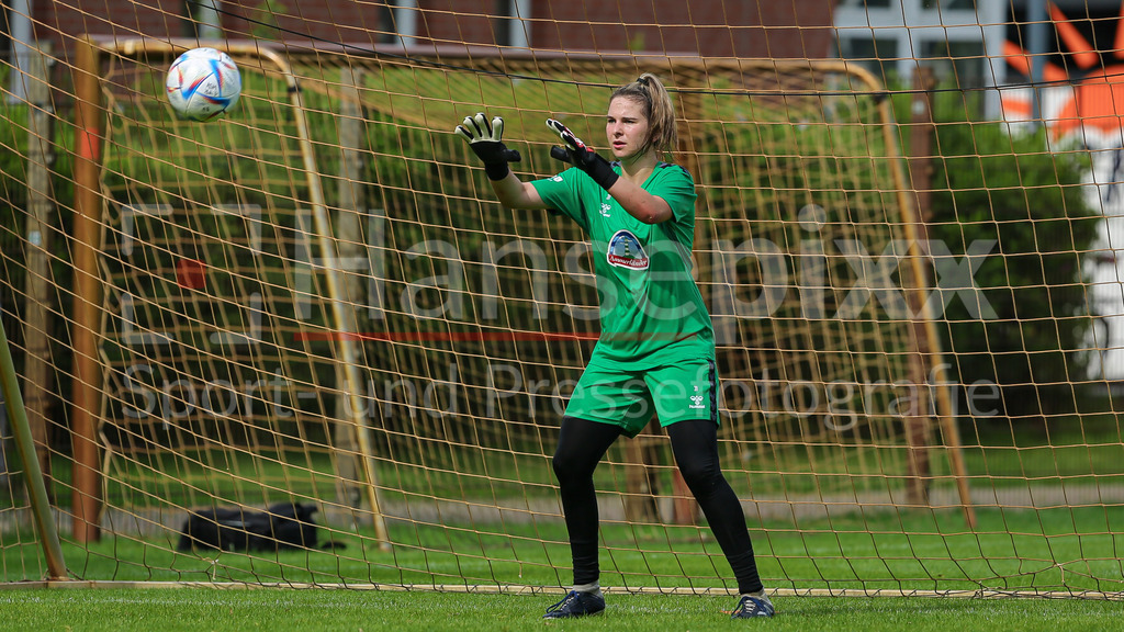 Fussball, Google Pixel Frauen-Bundesliga, Training SV Werder Bremen | v.li.: Hannah Etzold (Torhüterin, Torwart, SV Werder Bremen, 31) fängt den Ball bei einer Trainingsübung