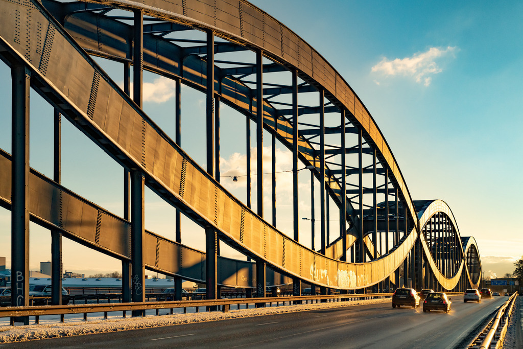 10240143 - Neue Elbbrücke im Abendlicht | Blick auf die Neue Elbbrücke im goldenen Licht der untergehenden Sonne.