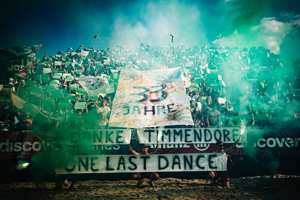 Beachvolleyball | Männer | Deutsche Meisterschaften 2025 Timmendorfer Strand | 06.09.2025 | Choreo der Fangruppe Fraktion Bräune mit der Aufschrift 33 Jahre Danke Timmendorf One Last Dance Pyrotechnik Konfetti Rauchtöpfe