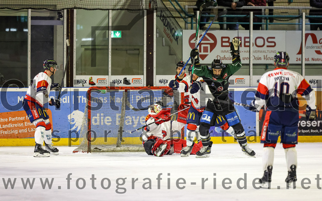 2023-02-19_043_TSV_Erding_gegen_VfE_Ulm-Neu-Ulm | Erding, Deutschland, 19.02.2023:
Eishockey, Bayernliga Meisterrunde Gruppe B 2022 / 2023, 5. Spieltag, TSV Erding gegen VfE Ulm/Neu-Ulm, Endergebnis: 

Torwart David Heckenberger (VfE Ulm/Neu-Ulm e. V., #3), Florian Döring (VfE Ulm/Neu-Ulm e. V., #27), Daniel Krzizok (Erding Gladiators, #18)

Foto: Christian Riedel / fotografie-riedel.net
