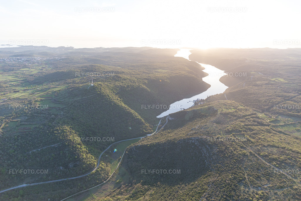 Aerial view: View of the town in Jural in the state Gespanschaft Istrien, Croatia. – Photo: IMG_106143.jpg taken on 04/13/2018 by Werner Riehm/FLY-FOTO.com – Resolution of the original: 5472 x 3648 px