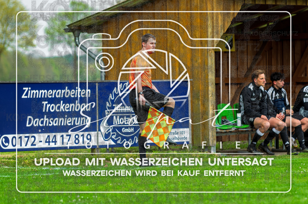 DZC_0893-Verbessert-RR | Sean Pfenning (Schiedsrichterassistent) beim Herren Kreisliga HK Spiel zwischen FG Fulde-Stellichte und TSV Wietzendorf im Fulder Zentralstadion, Fulde (Simon Paul Stopat) - Realisiert mit Pictrs.com
