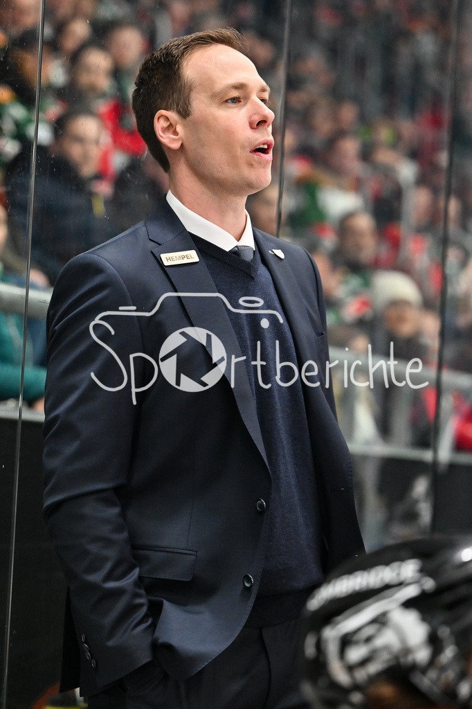 Augsburger Panther - Grizzlys Wolfsburg | AUGSBURG, GERMANY - 15. MARCH: im Bild Tyler HASKINS Cheftrainer Grizzlys Wolfsburg / Einzelfoto / Freisteller auf der Bank während dem Match zwischen den Augsburger Panthern und den Grizzlys Wolfsburg am 52. Spieltag der Penny DEL im Curt Frenzel Stadion