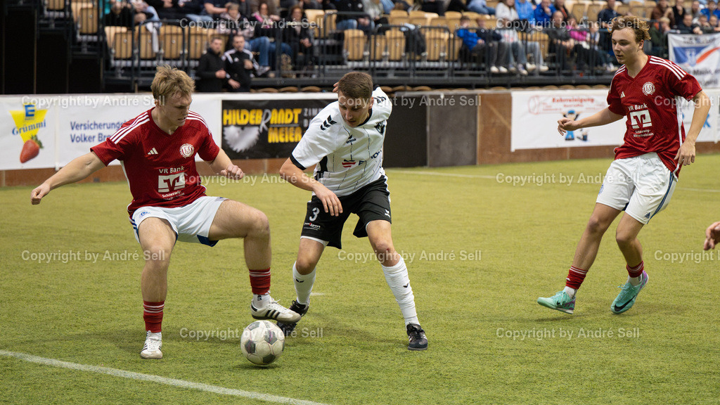 Vorrunde - Gruppe B - TS Einfeld vs TuS Nortorf | Brian Casper (Einfeld #3) // 44. RS-Reifenhandel-Cup 2024 / Vorrunde - Gruppe B - TS Einfeld vs TuS Nortorf / Holstenhalle 1 / Neumünster / 26.12.24 - Realisiert mit Pictrs.com